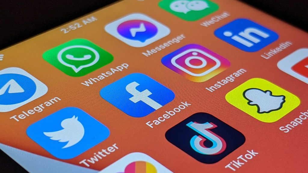 do scheduled posts on major social media platforms get less engagement